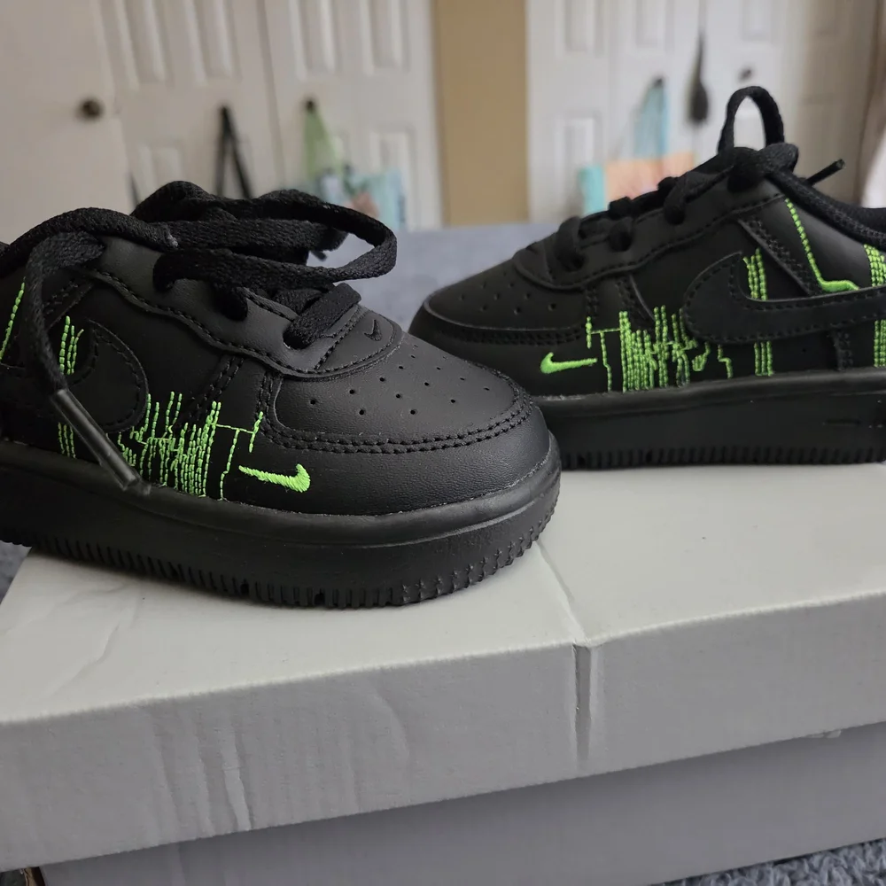 Nike Force 1 Low LV8 4 Lace (Toddler) - Black/Green Strike